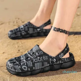 Wholesale Открытый высококачественный скольжение на сандалиях Мода 2021 Мужская плита Обувь Croc Записывает Флиппышки Тапочки для мужчин