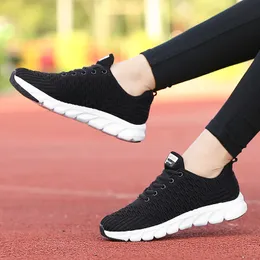 أحذية حذاء المرأة أصيلة خفيفة الوزن يطير شبكة تنفس أسود أبيض وردي الرياضة العصرية الإناث عارضة أحذية رياضية