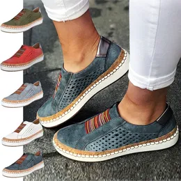 2021 Toppkvalitet Vilda Bekväma Kvinnor Skor Mjukt Läder Hollow Out Casual Andningsbara Ladies Sneakers Luxury Designer Sportskor