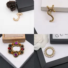 20 kolorów 18K pozłacane litery broszki mały słodki wiatr kobiety luksusowa marka projektant kryształ Rhinestone perła szpilki biżuteria metalowa akcesoria