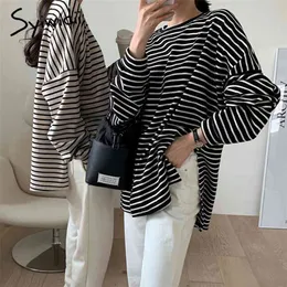 Syiwidii ​​kvinna tshirts hajuku vår koreanska mode randiga långärmad toppar för kvinnor splittrade överdimensionerade t-shirt svart vit 210623