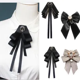 Kvinna Unisex Bow Tie Broscher för Kvinnor Pearl Crystal Pendant Collar Pin Shirt Kläder Slips Bowknot Suit Tillbehör