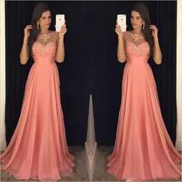 2021 Plus Size Coral Rosa Uma linha Vestidos de dama de honra Chiffon Jóia Pescoço Lace Appliques Frisado Piso Comprimento Própria de Honra Bidal Party Vestidos