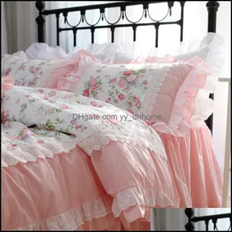 Sängkläder Sätter Tillbehör Hem Textil Trädgård Romantisk Broderi Set Rose Print Ruffle Lace Bed Princess King Cotton Duvet Er Queen Drop Del