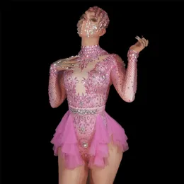 ファッションピンクのパーティーボディスーツ女性弾性タイツメッシュフリルクリスタルボディスーツニグラブダンサーレオタードステージ衣装210720
