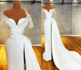 Białe suknie wieczorowe 2021 Satin Luksusowe Perły Crytals Designer Dubai Ruched Pleys Wysokie Split Sweetheart Off The Ramię Party Party S Gown Vestidos
