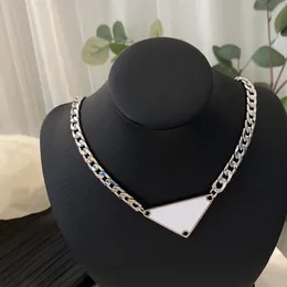 Metall Triangle Brev Kort Halsband Kvinnor Brev Clavicle Chain Neckalces Vit Svart Mode Smycken Tillbehör