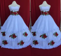 2022 Pretty Beyaz Quinceanera Elbiseler Çiçek Kırmızı Aplikler Balyaviler Fırfır Üç Katmanlar Straplez Balo Tatlı 16 Elbise Dantel-Up