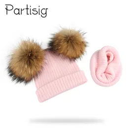 冬の子供の自然なアライグマの毛皮の二重ポンポンの帽子と女の子のための女の子のベビーキャップのためのスカーフ純正のポンポン子供のアクセサリーボンネット211023