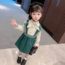 Koreanska Kids Blouse 2pcs Kläder Set för Flickor Övergripande Kjol Fashion In Outfit Casual Kläder Preppy Style Little Girl Suit 210529