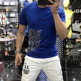 2022 Nya T-shirts Leopard Rhinestone Toppkvalitet Confortable Casual Slim Fit Sommar Personlig Trend Plus Storlek Man Tee Kläder Svart Vit Blå M-5XL