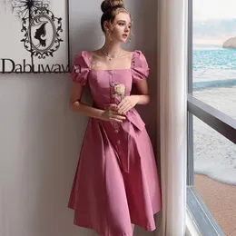Dabuwawa独占ビンテージスクエアカラーピンクドレス女性シングルブレストパフスリーブサッシAラインミッドドレスドレスDO1BDR029 210520