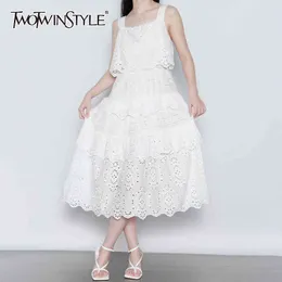 Twotwinstyle White Hollow Out Damska Dress Square Collar Bez Rękawów Wysoka talia Ruched Eleganckie sukienki Odzież damska 210517