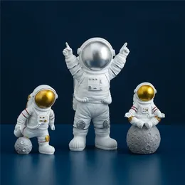 34 sztuk Zestaw Astronaut Akcja Figurki Space Mężczyzna Mini DIY Cute Model Rysunek Speelgoed Pop Home Decoration Figurki Car Desk Decor 211108