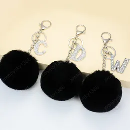 Fluffig svart pompom faux kanin päls boll nyckelringar kristall bokstäver nyckelringar nyckelhållare trendiga smycken väska tillbehör gåva