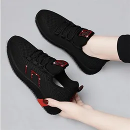 Kvinnor som flyger andas casual skor utomhus lätt vikt mjuka botten sport chaussures walking platform damer sneakers