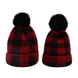 Winter Grid Crochet Beanie Hat Varm Knitting Tuque Med Big Fur Pom Ball Kids Baby Kvinnor Män Plaid Skull Caps Tjocka Skidhuvudbonader M3822