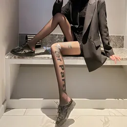 Ny designer bokstäver silke strumpor textil mode heta tights sexig spets dam andas strumpor ihåliga mesh tunna kvinnor personifierad svart super cool stil fest