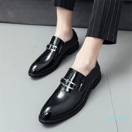 ドレスシューズsapatos casuais da moda para homens loafers e de em metal personalizada