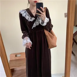 Smukły Delikatny Chic Sprzedaż Wysoka Talia Z Długim Rękawem Koronki Patchwork Streetwear Ruffles Kobiety V-Neck Aksamitna sukienka 210525