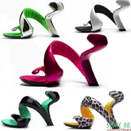 Mulheres Abrir o dedo do dedo Cortar estranha sandálias de alto salto Sandálias de moda Sexy Snake Forma sem fundo Sapatos WYP Q0623