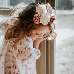 素敵な赤ちゃんの女の子のヘッドバンドのウサギの耳の新生児の写真小道具かわいい弾性花の王冠のヘアバンドイースターの日パーティーヘアアクセサリー