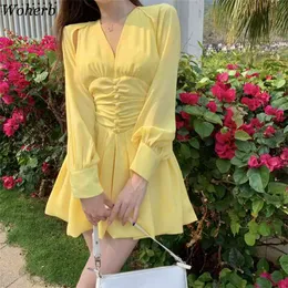 Sommar koreansk gul mini klänning kvinnor pläterad hög midja v-nacke strand semester parti eleganta klänningar robe femme 210519