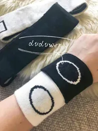 Elastisches Stirnband mit Armband-Set für Yoga, Sport, klassisches 2C-Strick-Haarband, Schweißband für modische Damengeschenke, Buchstaben im mittelalterlichen Stil