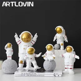 Figurki astronauta nowoczesny wystrój domu spaceman księżyc postacie dekoracyjne ozdoby pulpitu żywiczne srebrny kosmonaut posągi mężczyzna prezent 211101