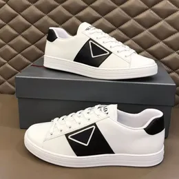 Scarpe casual sportive di lusso da uomo triple in pelle formale bianca e nera Piattaforma di moda classica con fondo piatto Scatola da allenatore per feste europee 40-45