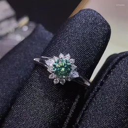 Cluster Rings Trendy 925 Sterling Silver 0.5ct Green Color Moissanite Flower Ring Per Womem placcato oro bianco regolabile GiftCluster Brit22