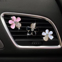 Interiördekorationer förförsäljning Rhinestone Five Petal Flower Car Accessories Cute Air Outlet Decoration Clip Bling Bow DecorationClipinterior