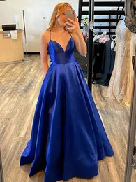 2022 A-LINE ROYAL BLÅ SATIN SPAGHETTI REMS LÅNG PROM KLÄNNER SLEEVELESS V NECK Formella festklänningar