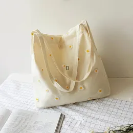 Liten kanfasväskor för kvinnor 2022 Tjejer Shopper Designer Handväska Casual Broderi med Daisy Crochet Cute Mesh Shoulder Tote Bag GCE13658