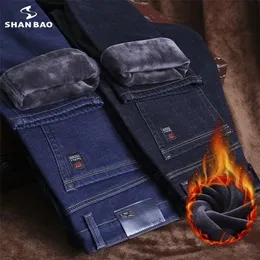 Shan Bao Winter Brand Jeans rectos ajustados Estilo clásico Insignia Fleece Grueso y cálido Jóvenes Hombres Slim Denim 220328