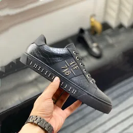 Designer da uomo Scarpe casual in pelle Trainer Decorazione in metallo Uomo Vera pelle Unendo insieme Basso per aiutare Sneakers con corrispondenza dei colori del polpaccio