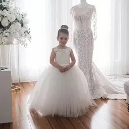 Vit spets söta små barn Flower Girl Dresses Princess Jewel Neck Tulle Applique Puffy Floral Formal Wears Party Communion Pageant Gown BC9309