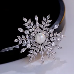 Luxury CZ Zircon Snowflake Designer Brosches Pins For Women Korean Fashion Shining Crystal Pearl Brosch smycken Tillbehör