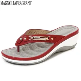 Pantofole da donna estive con bottoni in metallo Presentazioni aziende produttrici giochi Scarpe con zeppa Sandali da spiaggia Piattaforma esterna Per il tempo libero Infradito Hy363 Y200423 GAI GAI GAI