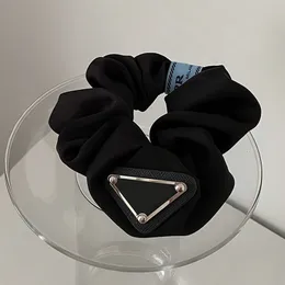Skórzane trójkątne gumki do włosów z etykietą kobiety litery elastyczne gumki do włosów na imprezę prezentową wysokiej jakości