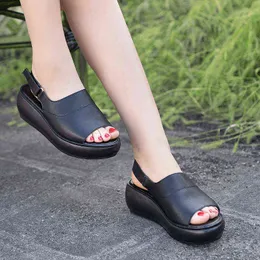 Pinyue Enkla sandaler Kvinnors yttre sommar 2022 Muffinskor Svart Medium Heel Tjock Sole Wedge Heel Non-Slip Women's Sandals Y220409