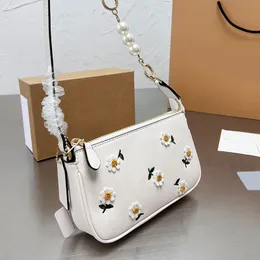 Pearl Half Moon Bag Blomma axillär Väska Dam Clutch Väskor Äkta läder Vanligt broderi Blommor Brev Hårdvara Modekedjor Plånbok Toppkvalitet Dragkedja