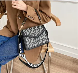 2022 borsa a tracolla di alta qualità da donna di nuova moda versatile una borsa a tracolla retrò stile Hong Kong a catena a banda larga quadratino