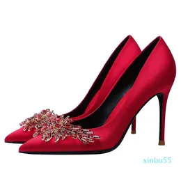 حذاء اللباس الحرير الحقيقي الحرير الأحمر حجر الراين الزفاف الديكور عالية الكعب حزب الفاخرة