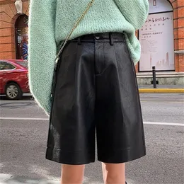 Qoerlin S 4XL Fashion Pu Leather Shorts W Winter Winter Bermuda مرونة الخصر فضفاضة خمس نقاط بنطلون 220630