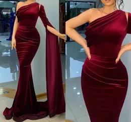 Sexig Burgudy Evening Dress One Shoulder Långärmad Velvet Tåg Prom Formell Klänningar Side Slit Party Gowns Robe de Soiree 2022 Vestidos de Festa