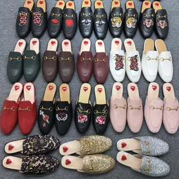 Mules Lädertoffel Rund tå loafer rygglös design quiltad hårdvara 100 % läder Kvinna man mule Mules lyx Slip on princetown tofflor Mockasiner Storlek 34-46