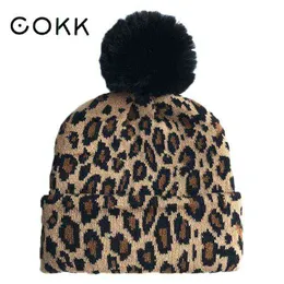 Cappelli invernali Cokk per donna Beanie Leopard Print Cappello caldo addensato con palla pompon nera Nuovo cappuccio coreano Femme Cap nuovo J220722