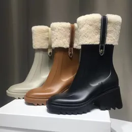 Designer 2022 Dam Betty Boots PVC Avancerat mode höst vinter Gummi Beeled Plattform Knähög regnstövel Svart Vattentät Welly Skor Utomhus Regnskor