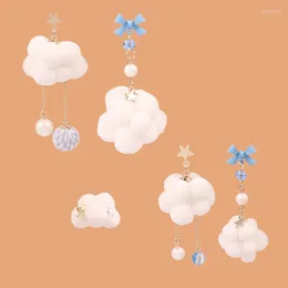 Stud tatlı sevimli peluş asimetrik bulut küpeler beyaz mavi kadın için kızartılmış Jewelrystud